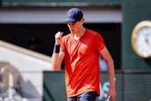 Sinner đối đầu Alcaraz ở bán kết Roland Garros