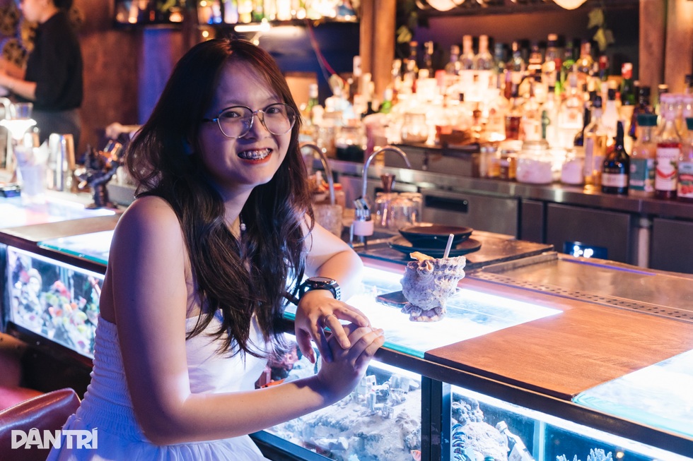Hà Nội: Quán nước gây sốt với bàn pha chế làm bằng… bể cá - 4 Hà Nội: Quán nước gây sốt với bàn pha chế làm bằng… bể cá - 4