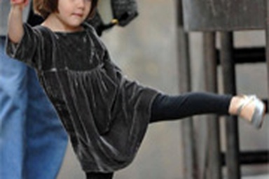Chùm ảnh bé Suri Cruise “tinh nghịch” trên đường phố