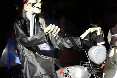 Đồ chơi ma quỷ kinh dị tràn ngập phố cổ trước ngày Halloween