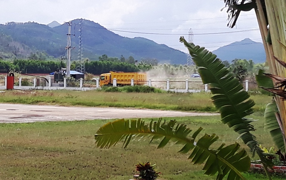Bình Định: Rầm rộ đưa đất sét trong cụm công nghiệp ra ngoài đổ thải? - 6 Bình Định: Rầm rộ đưa đất sét trong cụm công nghiệp ra ngoài đổ thải? - 6
