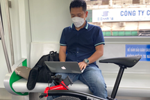 Giá xăng tăng, dân công sở ở Hà Nội đạp xe đi làm, thay ô tô bằng tàu điện