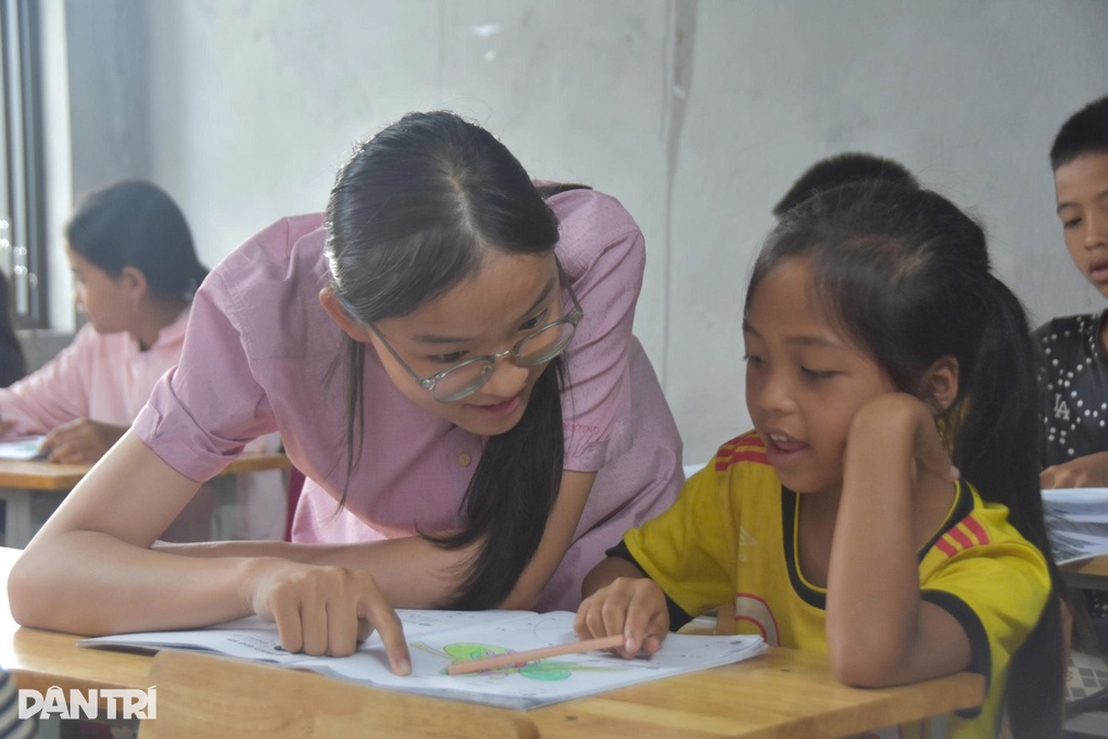 Vị khách nước ngoài và thầy giáo Việt Nam làm điều đặc biệt với học sinh - 3 Vị khách nước ngoài và thầy giáo Việt Nam làm điều đặc biệt với học sinh - 3