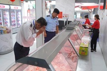 Kiểm tra cửa hàng kinh doanh thịt heo của Công ty C.P. ở Cần Thơ