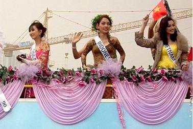 Người đẹp Hoa hậu quốc tế diễu hành trên đường phố