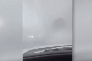 Khoảnh khắc lốc xoáy lật tung xe hơi trên đường cao tốc Mỹ