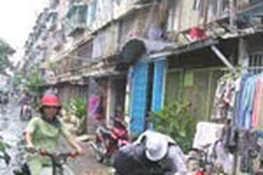 Dân chung cư “chạy” lụt và ngủ nghiêng!  