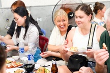 Quán ốc được Michelin đề xuất: Khách Tây kéo đến ùn ùn, khách Việt chê đắt