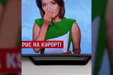 Đang đọc bản tin thì bị... rụng răng, phát thanh viên không hề nao núng