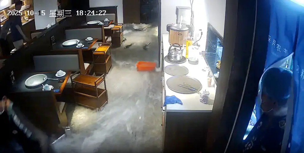 Bể cá khổng lồ vỡ tung, nhà hàng ngập nước và đàn cá sống bơi khắp sàn - 1 Bể cá khổng lồ vỡ tung, nhà hàng ngập nước và đàn cá sống bơi khắp sàn - 1