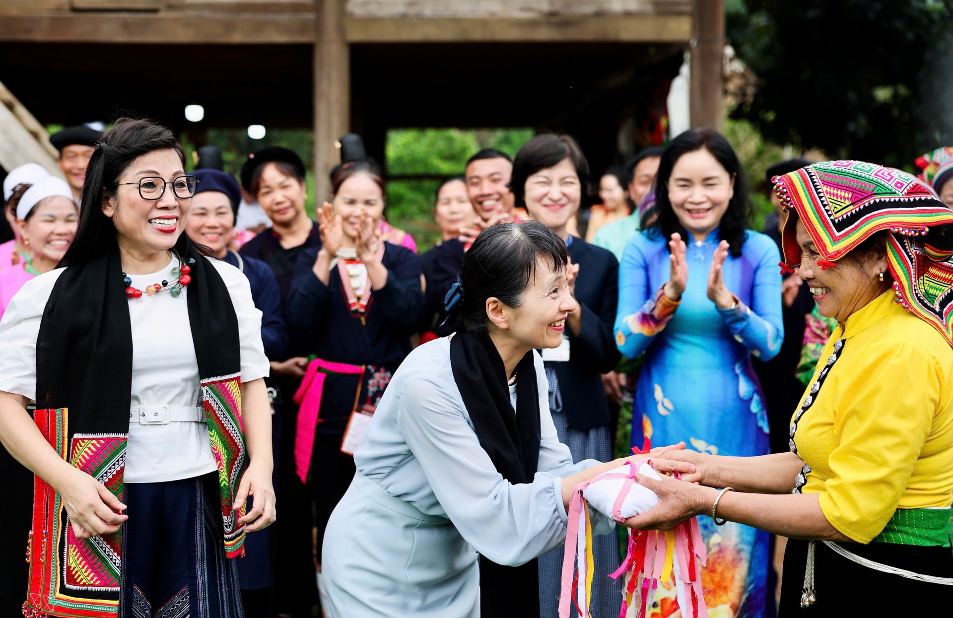 Phu nhân Bích Trân và phu nhân Thủ tướng Nhật cùng múa xòe Thái, ném còn - 3 Phu nhân Bích Trân và phu nhân Thủ tướng Nhật cùng múa xòe Thái, ném còn - 3