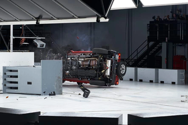 "Huyền thoại" Jeep lại lật nhào trong bài kiểm tra an toàn