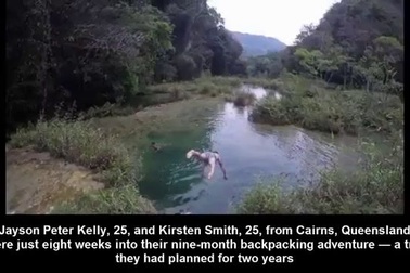 Du khách đau lòng nhìn bạn gái bị cưỡng bức