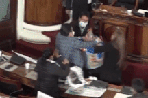 Nghị sĩ Bolivia ẩu đả dữ dội giữa kỳ họp quốc hội