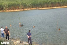 Nữ sinh khóc nức nở kể giây phút 4 bạn đuối nước trong buổi chiều định mệnh