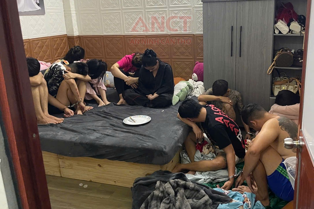 10 nam nữ tổ chức tiệc ma túy trong phòng ngủ - 1 10 nam nữ tổ chức tiệc ma túy trong phòng ngủ - 1