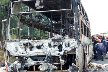 Xe khách cháy trơ khung, hành khách hoảng loạn