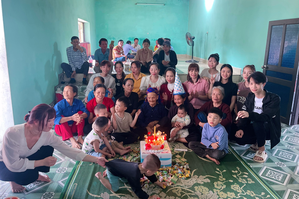 Cụ bà U90 đón sinh nhật bên 2 bạn già, video tình bạn hút 2 triệu lượt xem - 2 Cụ bà U90 đón sinh nhật bên 2 bạn già, video tình bạn hút 2 triệu lượt xem - 2
