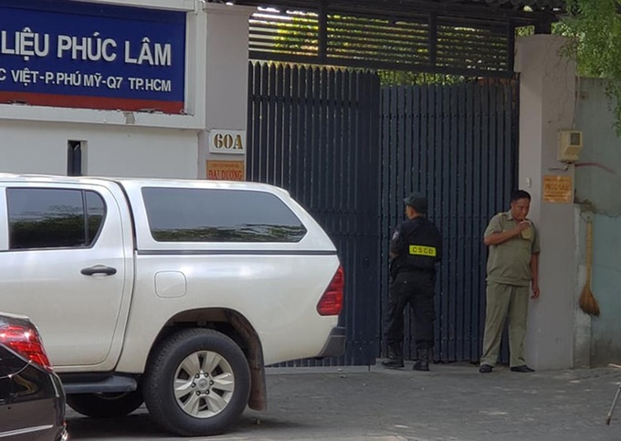 Công an khám xét Công ty Cổ phần nhiên liệu Phúc Lâm, bắt tạm giam giám đốc - Ảnh 1. Công an khám xét Công ty Cổ phần nhiên liệu Phúc Lâm, bắt tạm giam giám đốc - Ảnh 1.