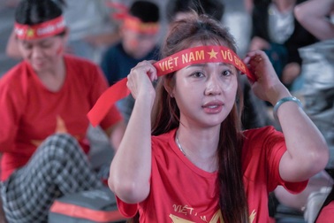 CĐV tại phố đi bộ Nguyễn Huệ tự tin tuyển Việt Nam tiến vào chung kết