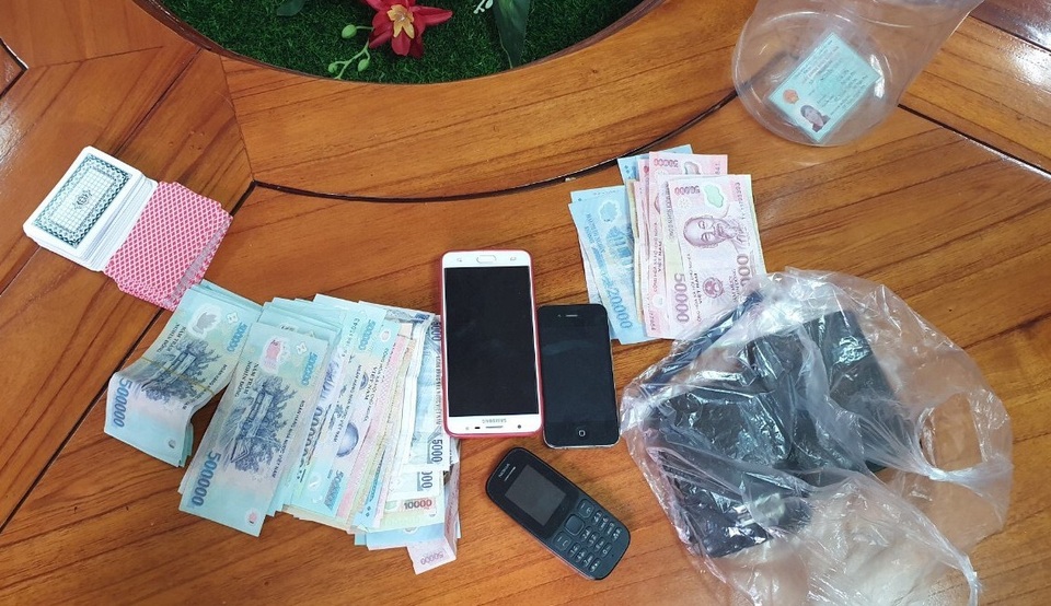 Phá sới xóc “bầu cua”, thu giữ hơn 100 triệu đồng - 4 Phá sới xóc “bầu cua”, thu giữ hơn 100 triệu đồng - 4