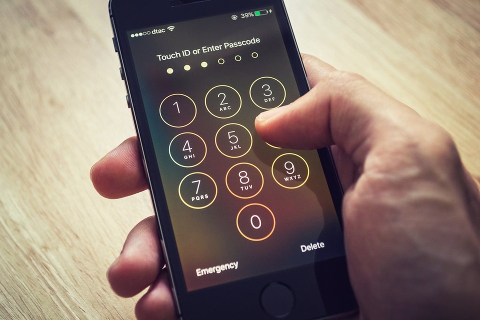 Đã từng bị từ chối, FBI lại nhờ Apple mở khóa iPhone thủ phạm xả súng - 1 Đã từng bị từ chối, FBI lại nhờ Apple mở khóa iPhone thủ phạm xả súng - 1