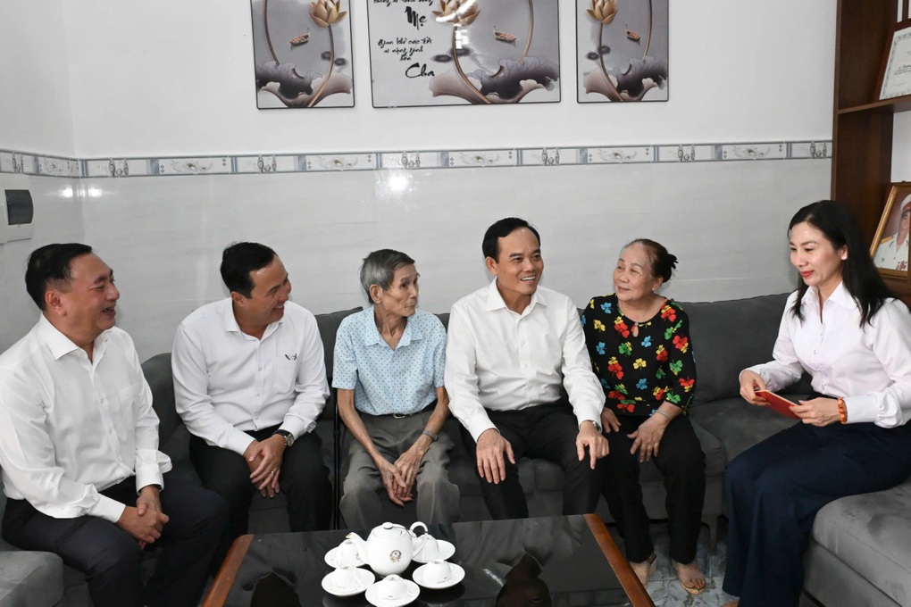 Bí thư Thành ủy TPHCM Trần Lưu Quang thăm gia đình chính sách tại Côn Đảo - 1 Bí thư Thành ủy TPHCM Trần Lưu Quang thăm gia đình chính sách tại Côn Đảo - 1
