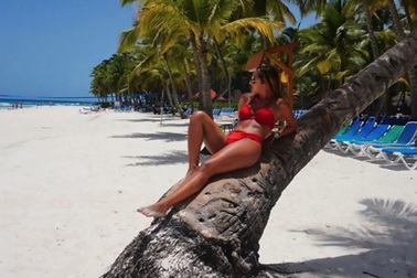 Ngắm mỹ nữ nóng bỏng đã phũ phàng từ chối Alexis Sanchez