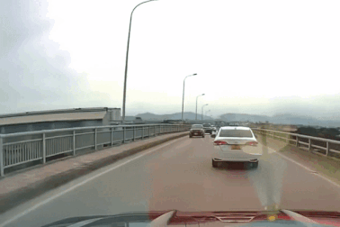 Ô tô chạy lấn làn, va quệt làm gãy gương xe khác