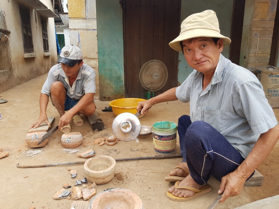 Làng đúc đồng trăm năm tuổi ở Khánh Hòa đỏ lửa vào mùa Tết - 1 Làng đúc đồng trăm năm tuổi ở Khánh Hòa đỏ lửa vào mùa Tết - 1