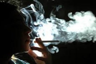 Kiều nữ đốt đời theo làn khói thuốc