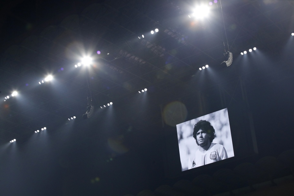Người hâm mộ thế giới khóc thương tiễn biệt Maradona - 6 Người hâm mộ thế giới khóc thương tiễn biệt Maradona - 6