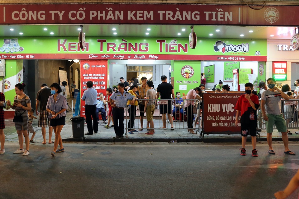 Cơn mưa bất chợt trong ngày đầu phố đi bộ hồ Gươm hoạt động trở lại - 12 Cơn mưa bất chợt trong ngày đầu phố đi bộ hồ Gươm hoạt động trở lại - 12