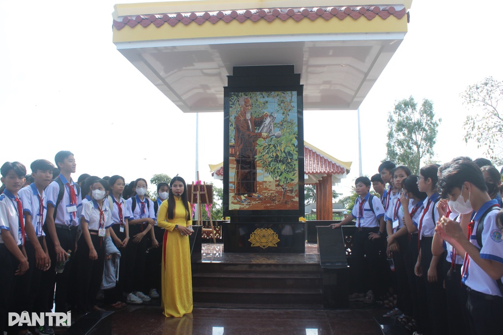 Khánh thành bia kỷ niệm Bác Hồ với cây vú sữa miền Nam - 1 Khánh thành bia kỷ niệm Bác Hồ với cây vú sữa miền Nam - 1
