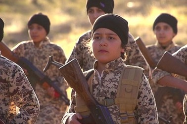 "Đạo quân trẻ mồ côi" của IS tung video dọa báo thù gây sốc