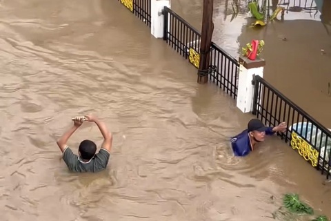 Nước lũ dâng đến ngực, người dân Lâm Đồng liên tục cầu cứu