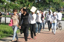 Thí sinh đội nắng đến làm thủ tục dự thi