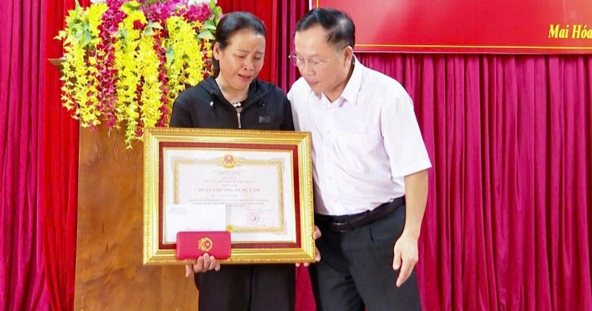 Người đàn ông cứu học sinh trong lũ được truy tặng Huân chương Dũng cảm