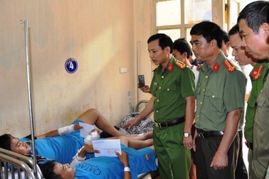 Khen thưởng hai thanh niên bị thương khi truy đuổi “cẩu tặc”