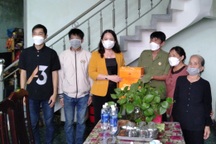 Phó Chủ tịch nước thăm, tặng quà gia đình chính sách tại Quảng Bình