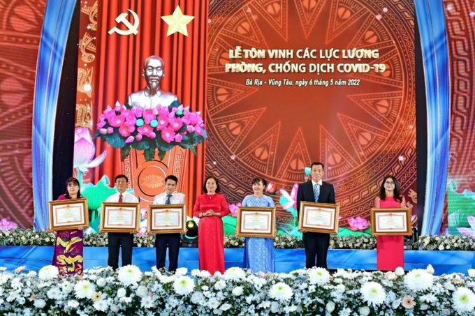 Bà Nguyễn Thị Yến, Phó Bí thư Thường trực Tỉnh ủy đã trao Bằng khen của Thủ tướng Chính phủ cho 6 tập thể có đóng góp tích cực trong công tác phòng, chống dịch.