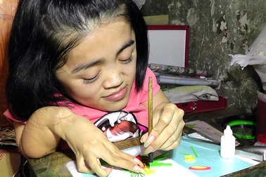 Niềm đam mê làm thiệp cuốn giấy nổi của cô gái xương thủy tinh