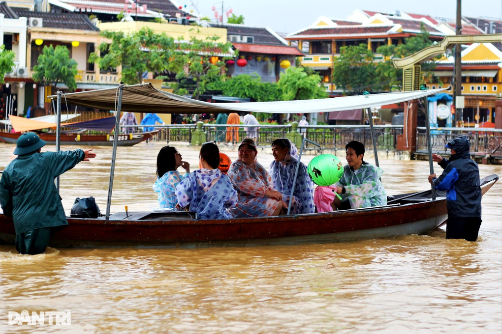 Hội An hứng trận lụt cuối năm, du khách lội nước ngắm phố cổ - 6