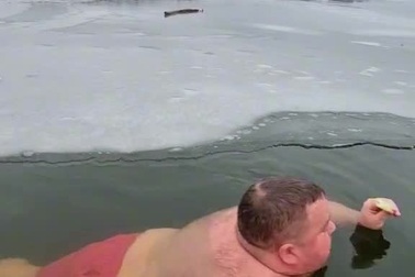 Video tắm ở hồ nước đã đóng băng, mút kem khi bơi lội hút 40 triệu lượt xem