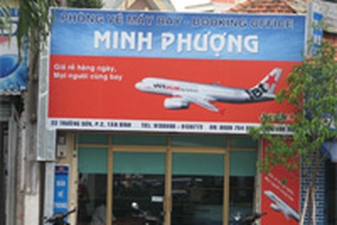 Dùng súng cướp tiền tại phòng vé máy bay