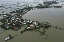 Nhiều ngôi làng bên phá Tam Giang bị nước lũ cô lập