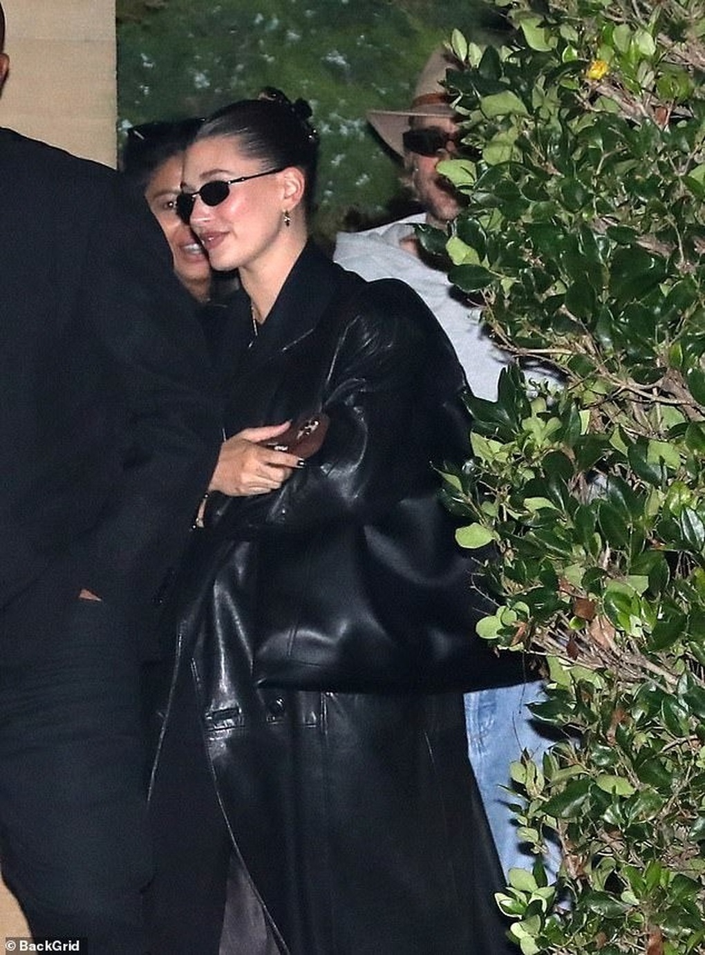 Justin Bieber vui vẻ ra ngoài ăn tối với vợ - 2 Justin Bieber vui vẻ ra ngoài ăn tối với vợ - 2