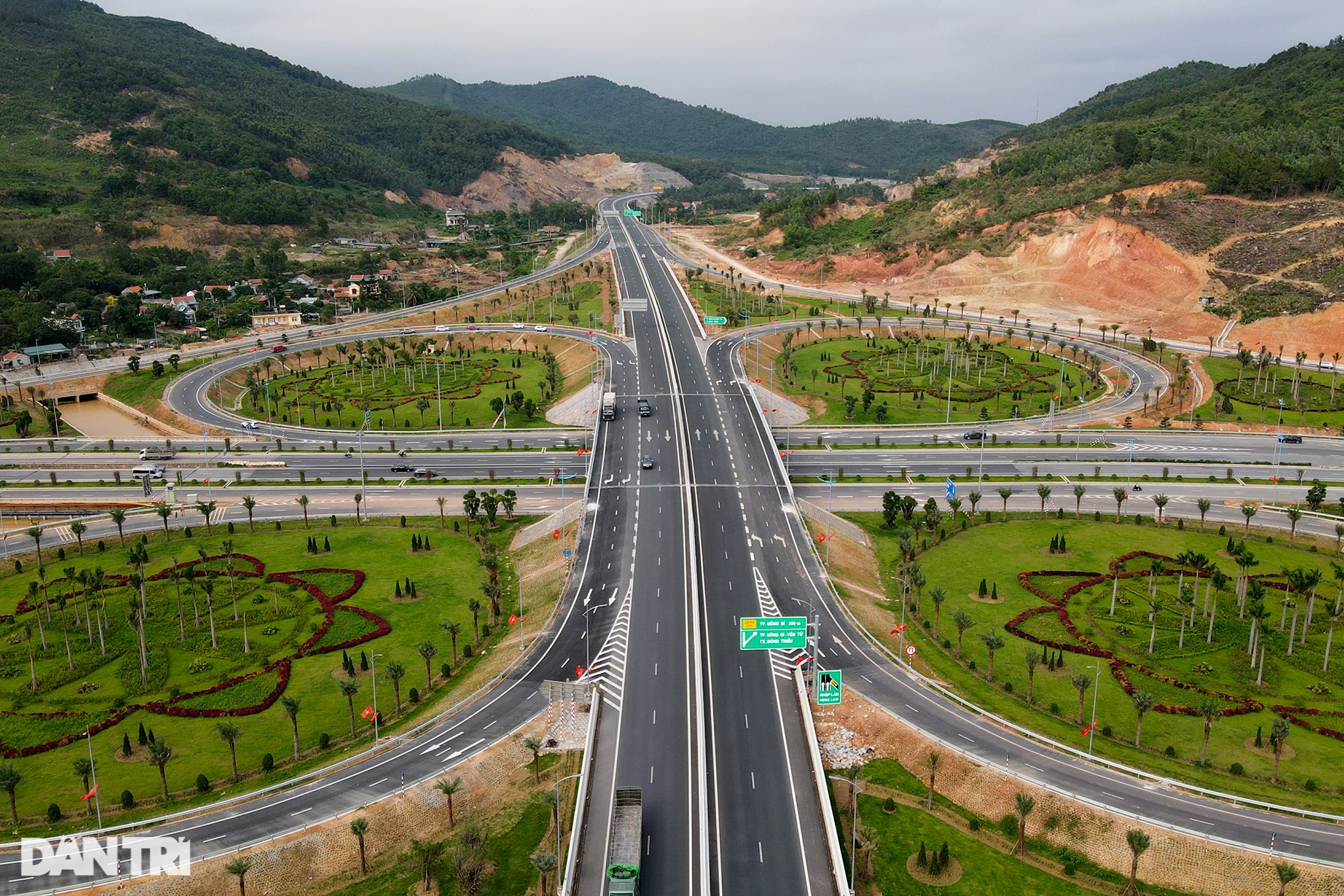 Quảng Ninh: Tuyến cao tốc xuyên tỉnh dài nhất Việt Nam gấp rút về đích - 13 Quảng Ninh: Tuyến cao tốc xuyên tỉnh dài nhất Việt Nam gấp rút về đích - 13