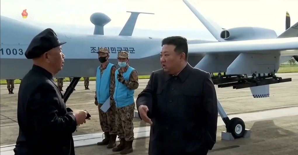 Triều Tiên khoe 2 mẫu UAV giống Ác điểu và Thần chết của Mỹ - 3 Triều Tiên khoe 2 mẫu UAV giống Ác điểu và Thần chết của Mỹ - 3