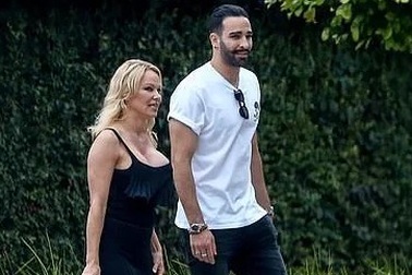 Pamela Anderson trẻ trung ra phố cùng bồ kém 18 tuổi